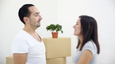 Kutular arasında ilk kez ev sahiplerinin taşındığı, yeni bir daireye taşındığı, ilham geldiği ve kucaklaştığı yakın çekim videoları..