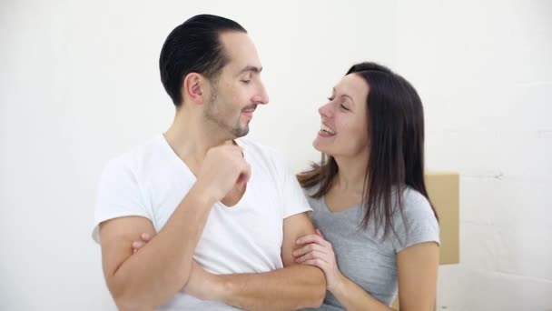 Euforická manželka emocionálně objímající svého manžela, jak oni bacame majitelé nového domu, a ukazuje klíče ke kameře. — Stock video