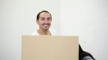 Mutlu, kaygısız çift birlikte eğleniyor, saklanıyor ve yeni eve taşınmayı kutlayan büyük karton kutunun arkasında beliriyorlar..