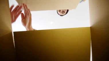 Mutlu çift bir paket kutusu açıyor ve farklı duygularla içine bakıyor, şaşırıyorlar..