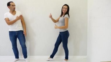 Çift komik bir şekilde eğleniyor ve yeni dairelerinde gülüyor..