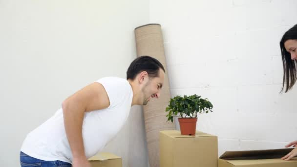 El tipo cansado está trayendo cajas pesadas en la habitación que sufren de dolor de espalda tocando hacia atrás con la cara infeliz durante la reubicación . — Vídeos de Stock