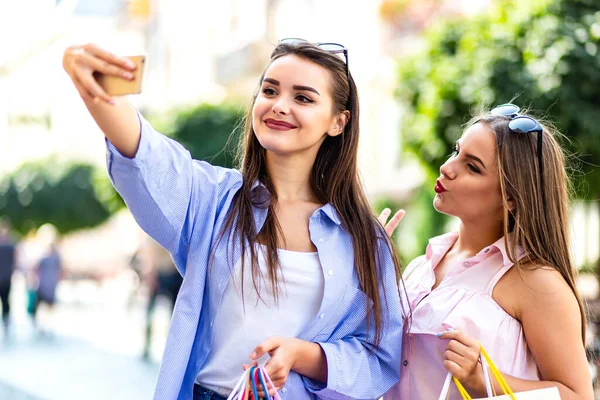 Melhores amigos tomando selfie e sorrindo adorável enquanto faz compras no centro da cidade . — Fotografia de Stock