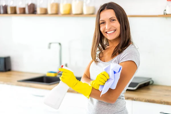 Женщина с обсессивно компульсивным расстройством убирает кухню с моющими средствами, но все равно все чисто. . — стоковое фото