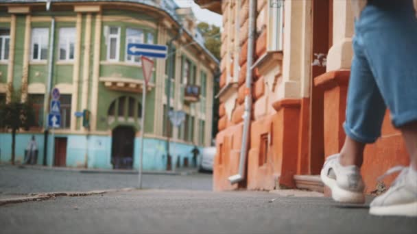 Lento. Las mujeres turísticas están explorando el casco antiguo. Vista trasera. Cultivo. De cerca. Copiar espacio. 4K . — Vídeo de stock