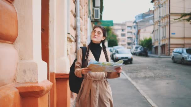 Attraente giovane donna è in viaggio in Europa ed esplorare bellissime attrazioni turistiche. Chiudete. Ricevuto. 4K . — Video Stock