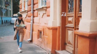 Çekici genç kadın Avrupa 'da geziyor ve güzel manzaraları keşfediyor. Uzayı kopyala 4K.