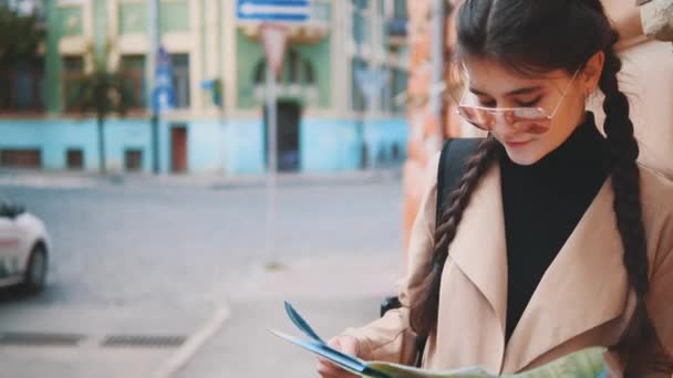 Attraente giovane donna è in viaggio in Europa ed esplorare bellissime attrazioni turistiche. Chiudete. Ricevuto. 4K . — Video Stock