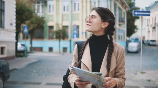 Mujer joven atractiva está viajando por Europa y explorar hermosas visitas turísticas. De cerca. Copiar espacio. 4K . — Vídeo de stock