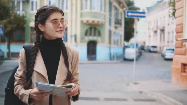 Mujer joven atractiva está viajando por Europa y explorar hermosas visitas turísticas. De cerca. Copiar espacio. 4K . — Vídeo de stock