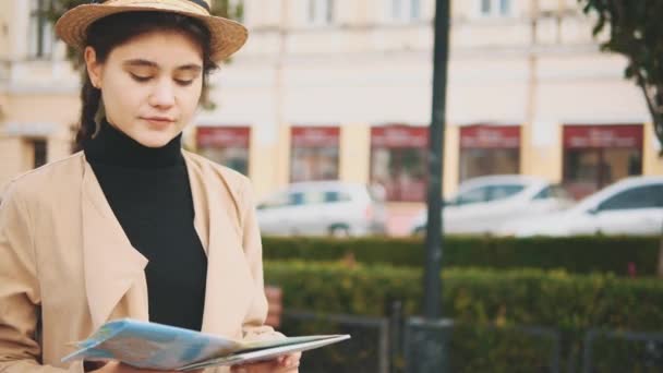 Mujer joven atractiva está viajando por Europa y explorar hermosas visitas turísticas. De cerca. Copiar espacio. 4K . — Vídeo de stock