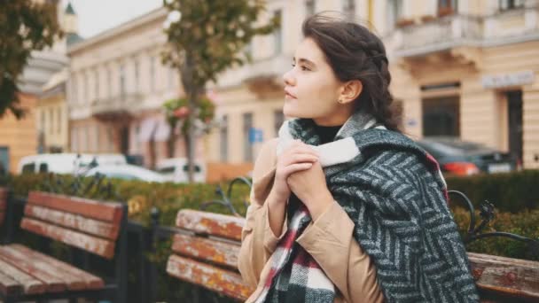 Attraente giovane donna è in viaggio in Europa ed esplorare bellissime attrazioni turistiche. Chiudete. Ricevuto. 4K . — Video Stock