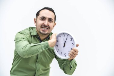 Sinirli iş adamı beyaz bir çalar saati yok etmeye çalışıyor. Esnek saatler için savaş.