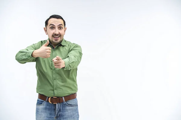 Retrato de un hombre guapo que te señala con el pulgar hacia arriba, diciendo que eres genial . — Foto de Stock