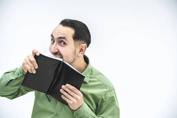 Homem louco rasga uma folha de papel do caderno preto com uma ajuda de seus dentes . — Fotografia de Stock