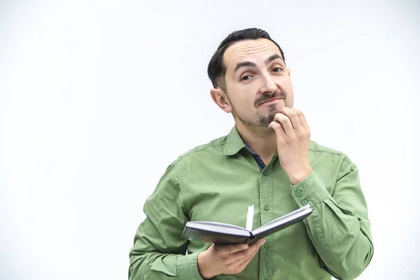 Business Concept - Joven empresario arrancó una hoja de papel del cuaderno negro y se levanta rascándose la barbilla barbuda . — Foto de Stock