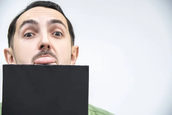 Retrato de divertido adulto caucásico hombre de negocios haciendo muecas y burlándose de la cámara . —  Fotos de Stock