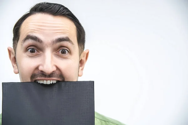 Retrato de divertido adulto caucásico hombre de negocios haciendo muecas y burlándose de la cámara . — Foto de Stock