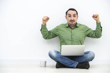 Mutlu iş adamı elini kaldırıyor, internette bir anlaşma yapıyor..