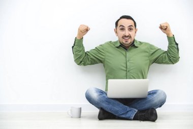 Mutlu iş adamı elini kaldırıyor, internette bir anlaşma yapıyor..