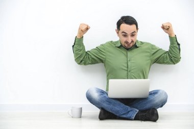 Mutlu iş adamı elini kaldırıyor, internette bir anlaşma yapıyor..