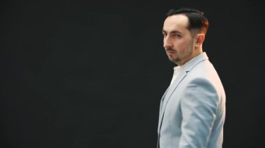 Yakışıklı genç adam kameraya dönüp şüpheli bir şekilde bakıyor..