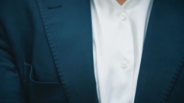 Katlanmış adamın elleri o zaman şık takım elbiseli yakışıklı genç adam komik surat ifadeleri sergiliyor, ağzı açık, geniş açık gözler..