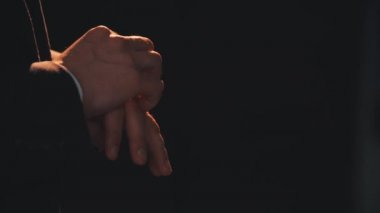 Adam gergin bir şekilde ellerini sıkıyor, onun için önemli birini bekliyor..