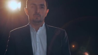 Soyutlanmış neşeli genç adam başparmağını kaldırıyor, poz veriyor ve aptalca gülümsüyor..