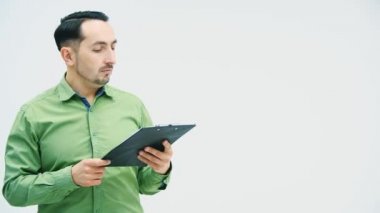 Aptal suratlı genç yakışıklı adam kağıt tutucuyu çağırmaya çalışıyor ama başarısız oluyor..