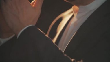 Ciddi bir şekilde konsantre olmuş, yoğun düşünme sürecine katılmış, dua eder gibi el ele tutuşmuş, yardım isteyen biri..