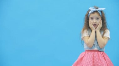 Güzel bir kızın başını salladığı 4K yavaş çekim videosu..