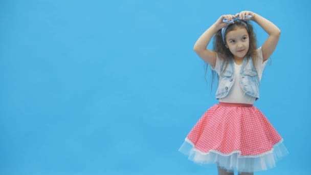 4k slow motion vídeo onde menina tocando seu pinup no cabelo. — Vídeo de Stock