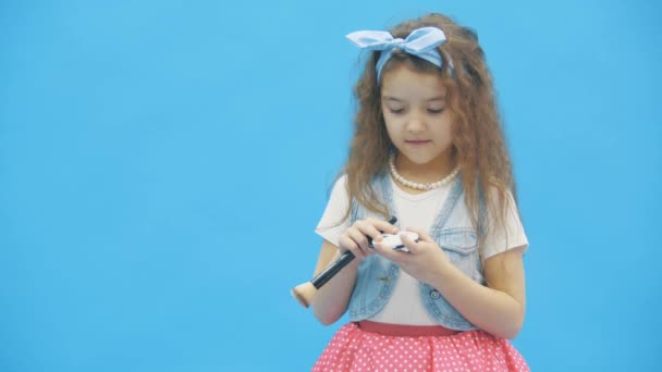 4k spowolnienie wideo, gdzie mała dziewczynka robi makijaż. — Wideo stockowe