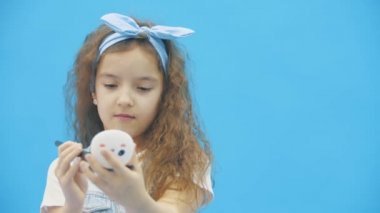 4k yavaş çekim yakın çekim videosunda küçük bir kız aynaya bakıyor..