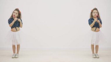 İki güzel kıvırcık kadın ikiz lolipoplarını 4K yavaş çekim videosunda tutuyorlar..