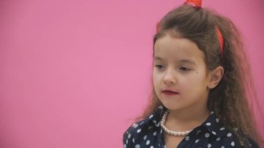 4K yavaş çekim videosu. Küçük bir kız bir şey saklıyor..