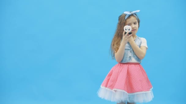 4k lassított videó, ahol divatos lány néz egy tükör. — Stock videók