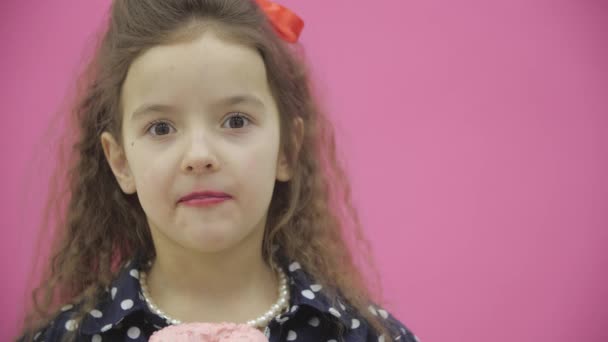 4k zpomalení video, kde roztomilé dívka jíst chutné koblihy. — Stock video