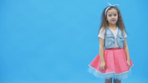Dziewczyna pokazuje jej różowy polka w kropka sukienka w 4k spowolnienie wideo. — Wideo stockowe