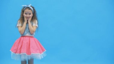 İyi giyimli bir kızın poz verdiği 4K video..