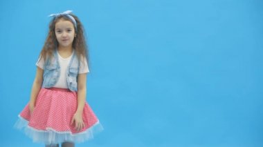 4k video 'da kız saçına dokunuyor..