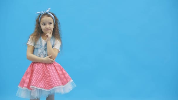 Küçük kız 4K videosundaki bir şeyi düşünüyor.. — Stok video