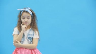 Güzel bir kızın başını salladığı 4K yavaş çekim videosu..