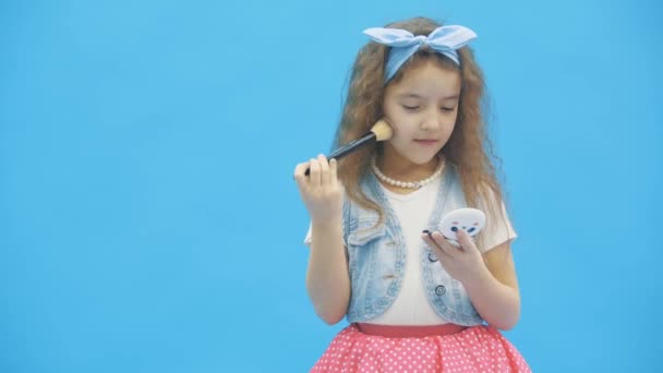 4K videoda küçük bir kız makyaj yapıyor.. — Stok video