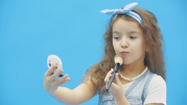 4k primer plano video donde niña haciendo maquillaje mirando en el espejo . — Vídeos de Stock