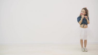 4k video 'da güzellik mankeni kız renkli lolipopları tutuyor ve yalıyor..