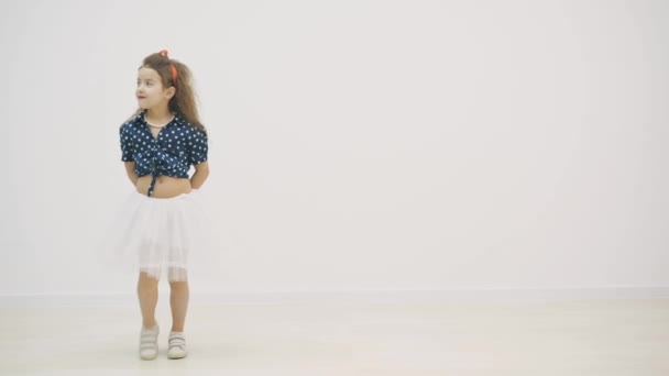 4k vídeo onde morena menina pisando no chão branco e comer um donut . — Vídeo de Stock