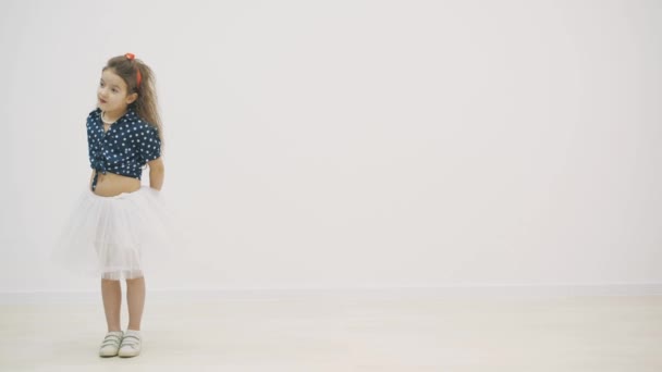 Mooie krullende dochter maakte een hart van lolly 's in 4k video. — Stockvideo