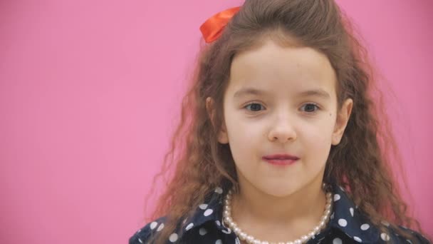 Malá holka jí lahodné koblihy ve 4k videa. — Stock video
